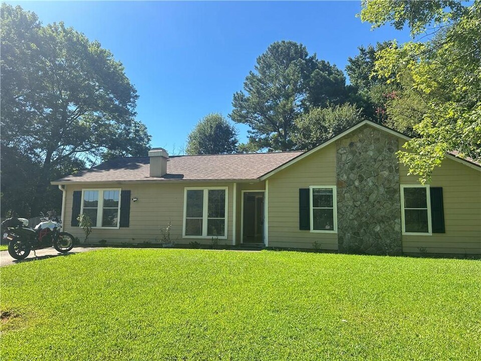 604 Old Manor Rd NW in Lilburn, GA - Building Photo