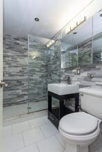 326 E 100th St in New York, NY - Foto de edificio - Building Photo