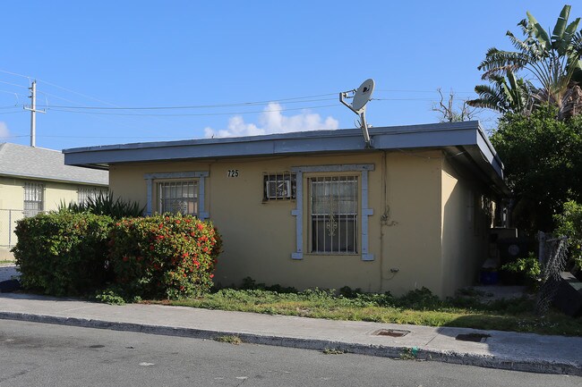 725 21st St in West Palm Beach, FL - Building Photo - Building Photo