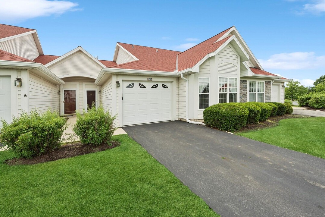 2152 Newbury Ln in Delavan, WI - Foto de edificio