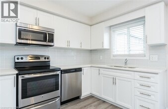 3200 Singleton Ave in London, ON - Building Photo - Building Photo