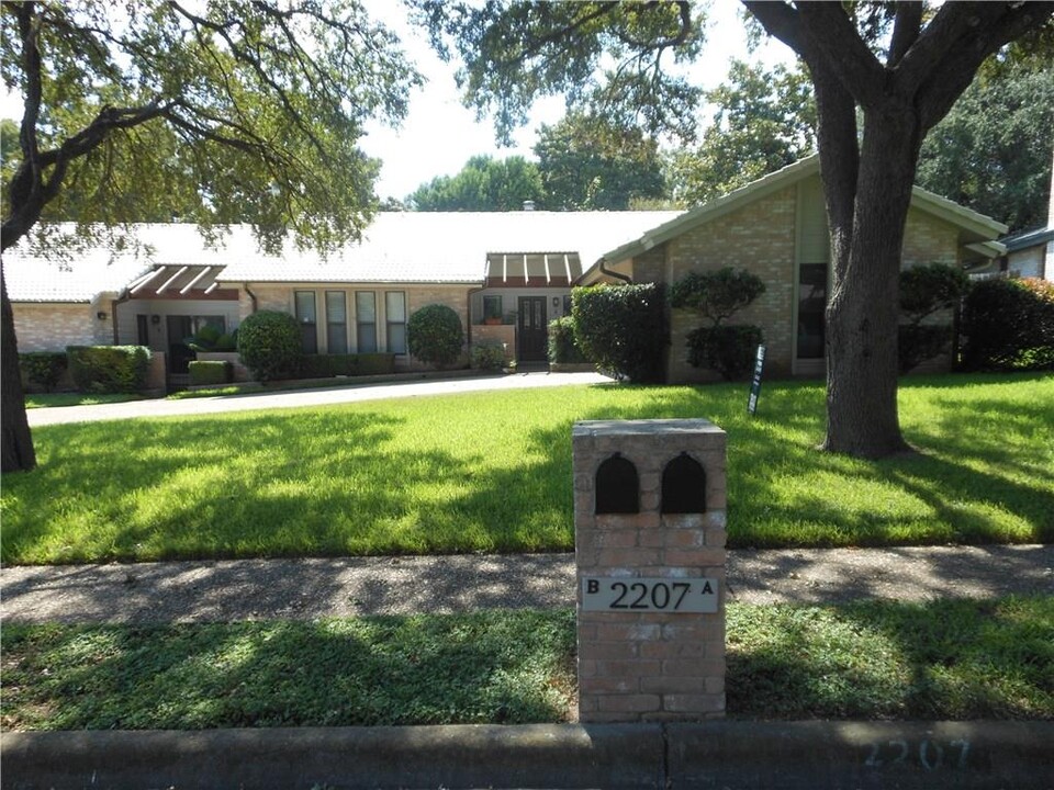 2207 Boca Raton Dr in Austin, TX - Building Photo