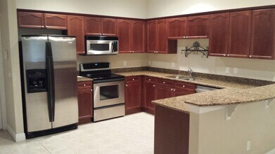 273 Valencia Cir in St. Petersburg, FL - Building Photo - Building Photo