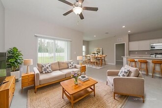 348 Kenilworth Dr in Kissimmee, FL - Foto de edificio - Building Photo