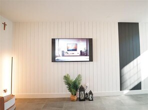 7557 Donnelly Ave in Dallas, TX - Foto de edificio - Building Photo