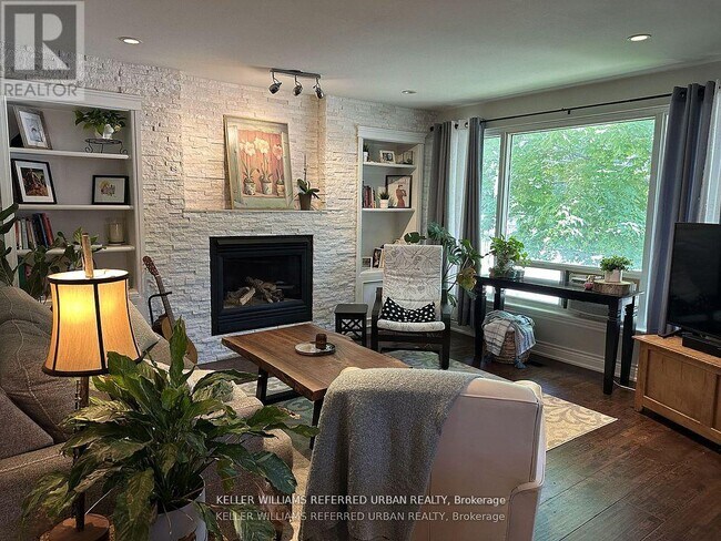 30 Collins Crescent in Aurora, ON - Building Photo - Building Photo