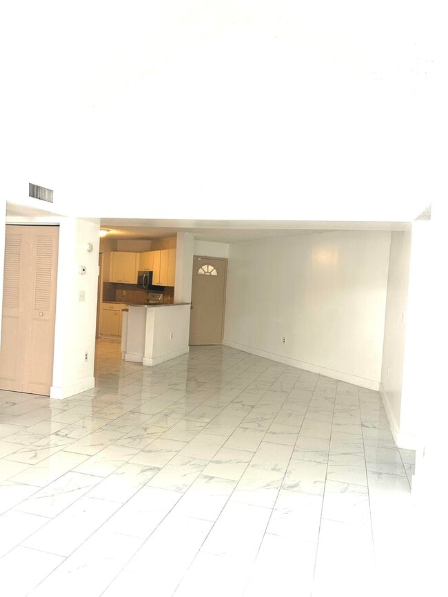 6296 NW 186th St in Hialeah, FL - Building Photo - Building Photo