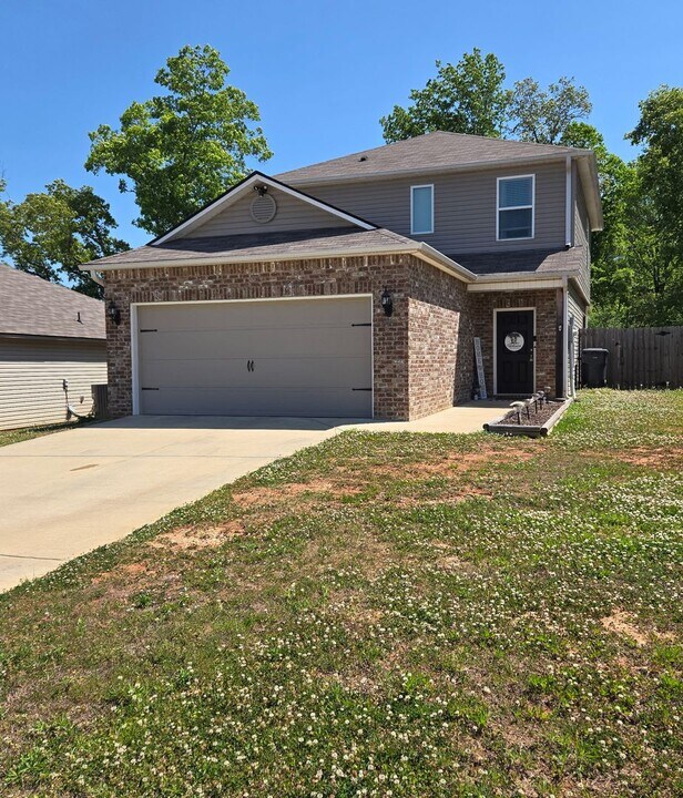 221 Highland View Dr in Lincoln, AL - Building Photo