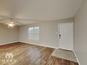 4892 Masch Branch Rd in Krum, TX - Foto de edificio - Building Photo