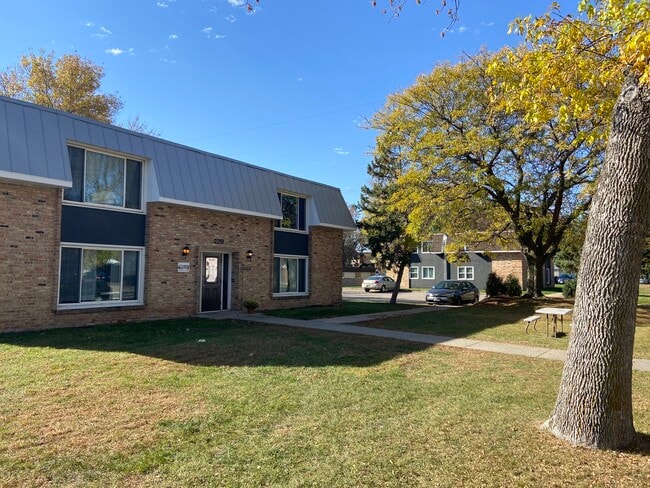 2219 Marwood Dr, Unit 3 in Mankato, MN - Building Photo - Building Photo