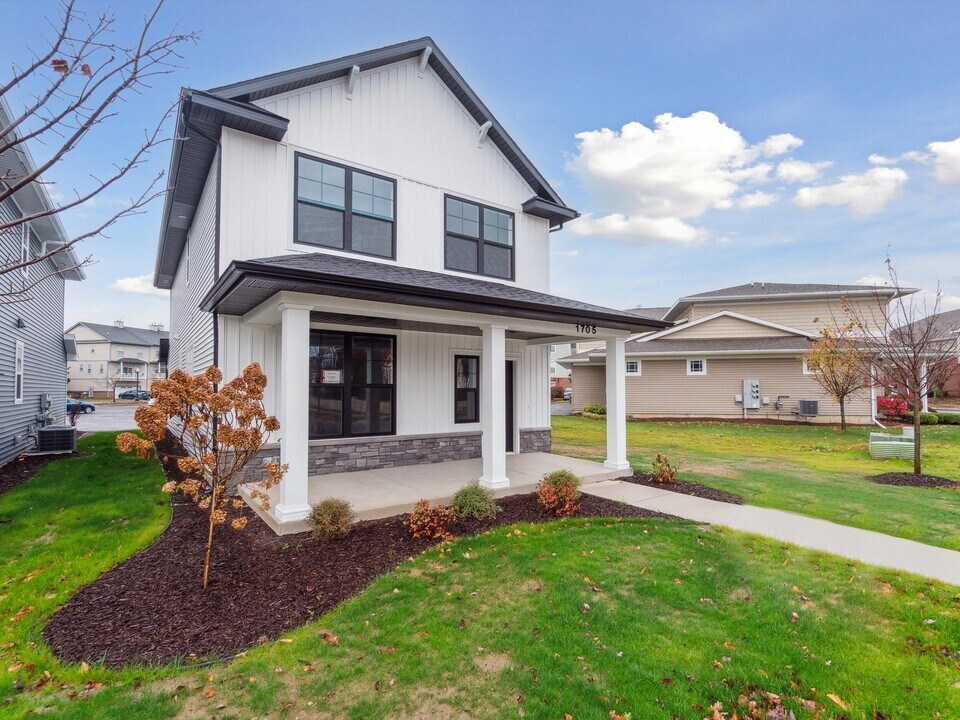 1705 Ashfield St in Howell, MI - Building Photo