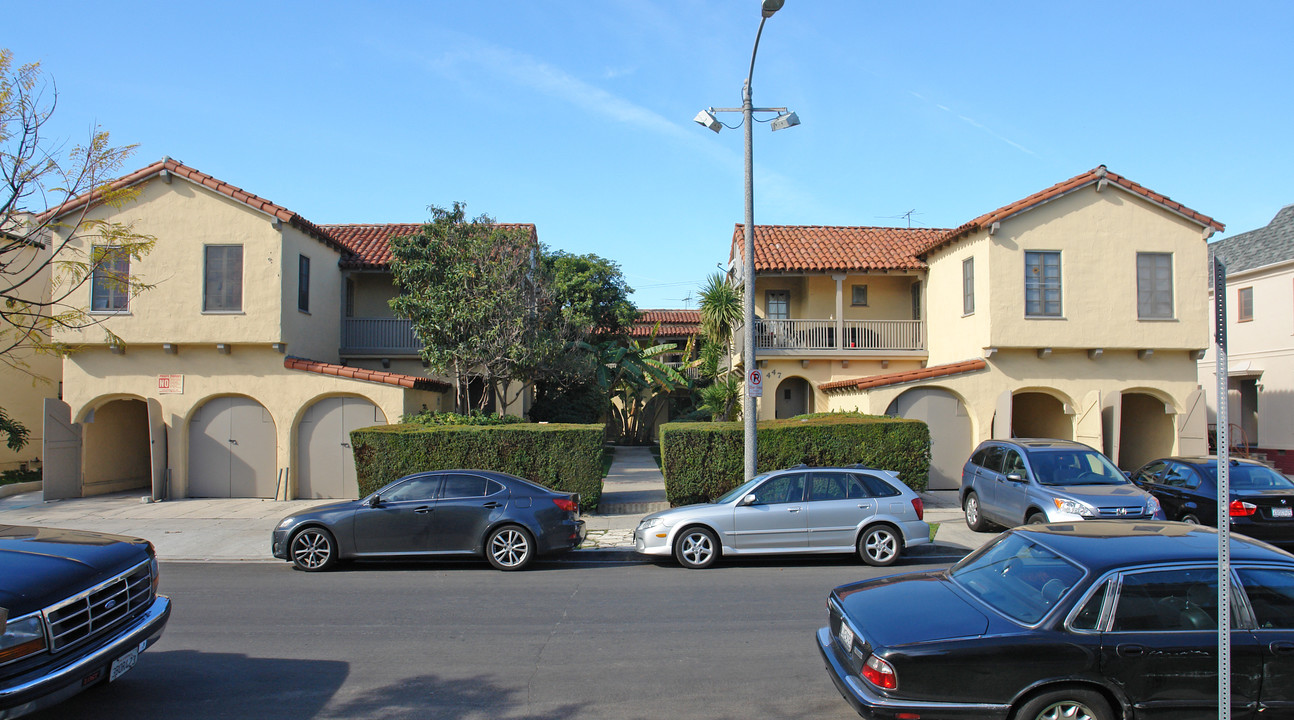 439-447 N Stanley Ave in Los Angeles, CA - Building Photo