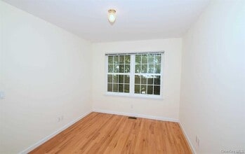 74 Firwood Rd in Port Washington, NY - Building Photo - Building Photo