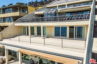 18055 Coastline Dr in Malibu, CA - Building Photo