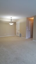 100 Clubhouse Ln, Unit 201 in Lake Zurich, IL - Foto de edificio - Building Photo