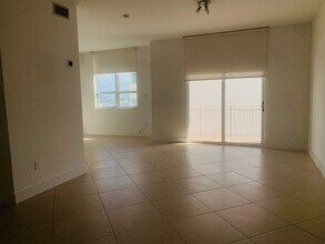 2275 Biscayne Blvd in Miami, FL - Foto de edificio - Building Photo