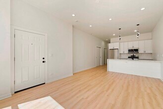 521 N Lawndale Ave, Unit 1 in Chicago, IL - Foto de edificio - Building Photo