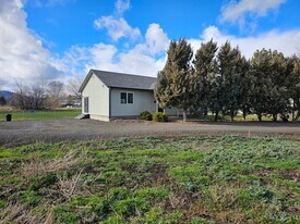 10203 White Birch Ln in Island City, OR - Building Photo