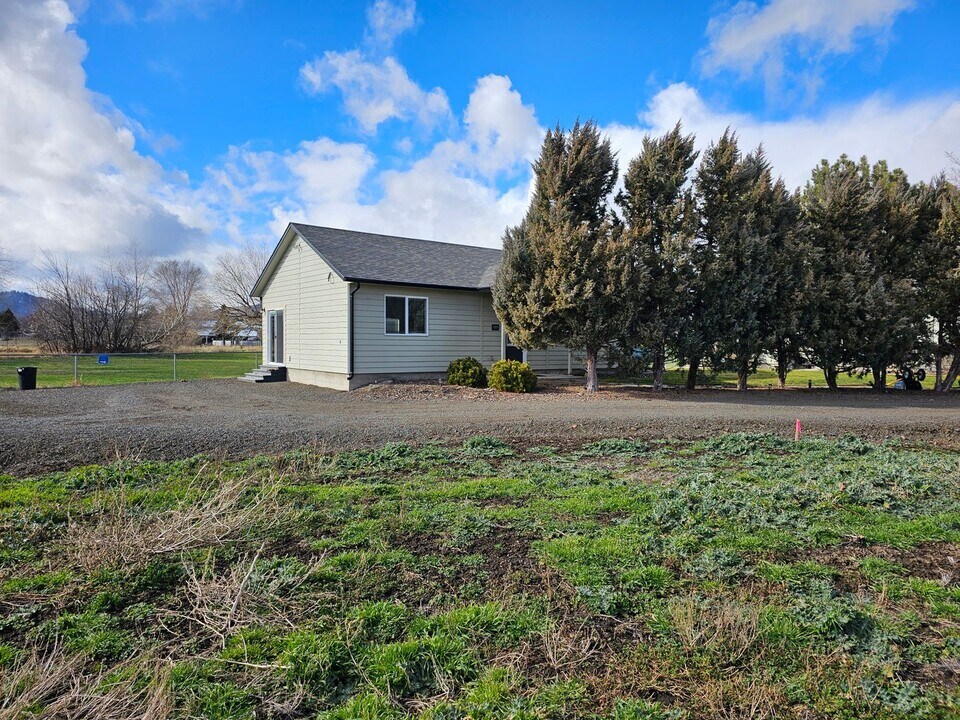 10203 White Birch Ln in Island City, OR - Building Photo