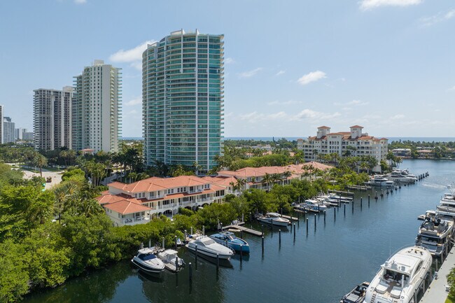 Bella Vista South in Miami, FL - Foto de edificio - Building Photo