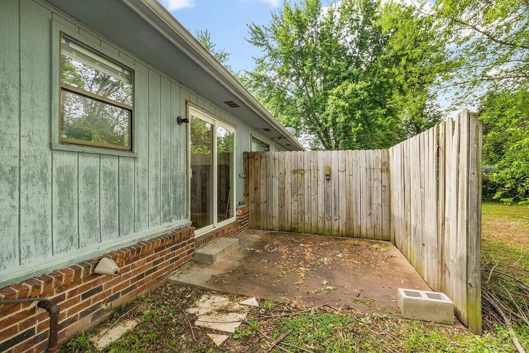 1000-1002 Convair St in Bentonville, AR - Building Photo