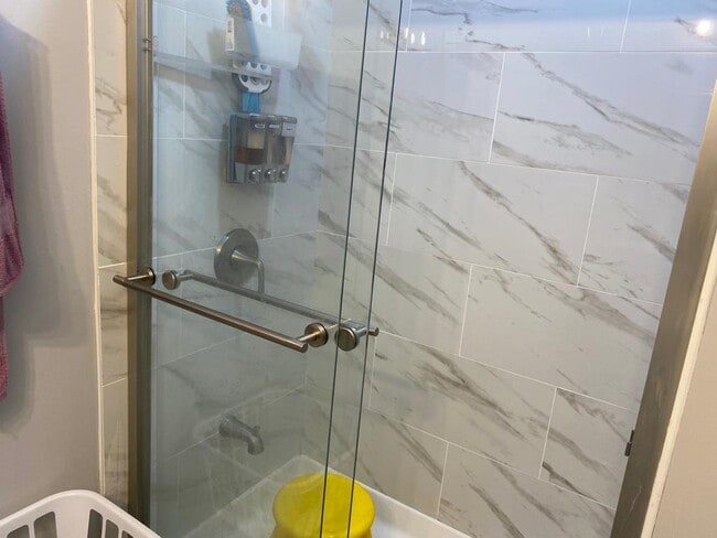 221 Grissom Ln in Hoffman Estates, IL - Building Photo - Building Photo