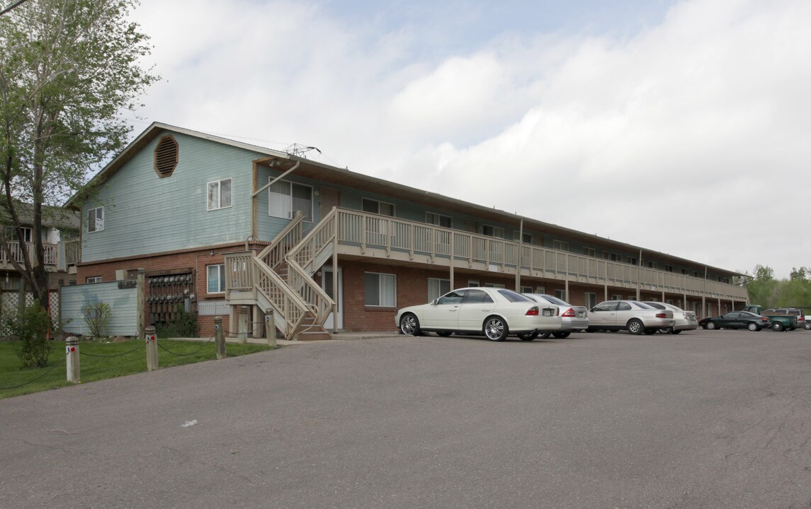 Country Club Condominiums in Lakewood, CO - Building Photo