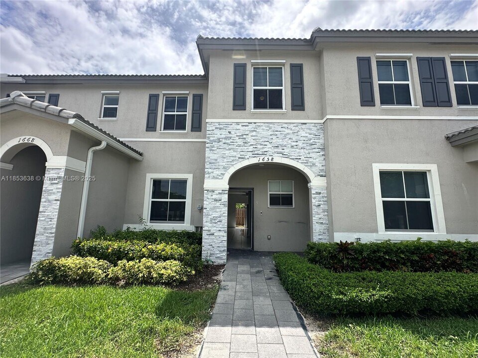 1658 SE 26th Ter in Homestead, FL - Building Photo