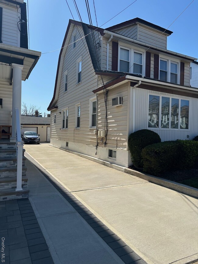 7 Starks Pl in Lynbrook, NY - Building Photo - Building Photo