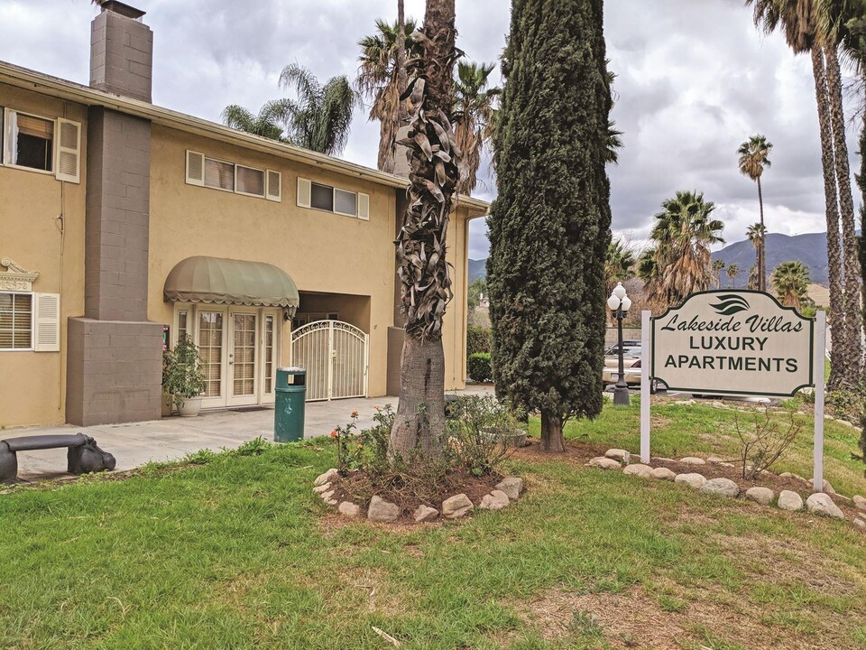 Lakeside Villa in Corona, CA - Foto de edificio