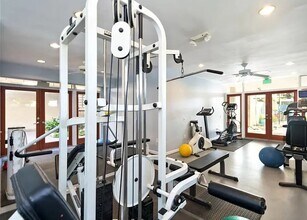 330 S Barrington Ave, Unit 309 in Los Angeles, CA - Foto de edificio - Building Photo