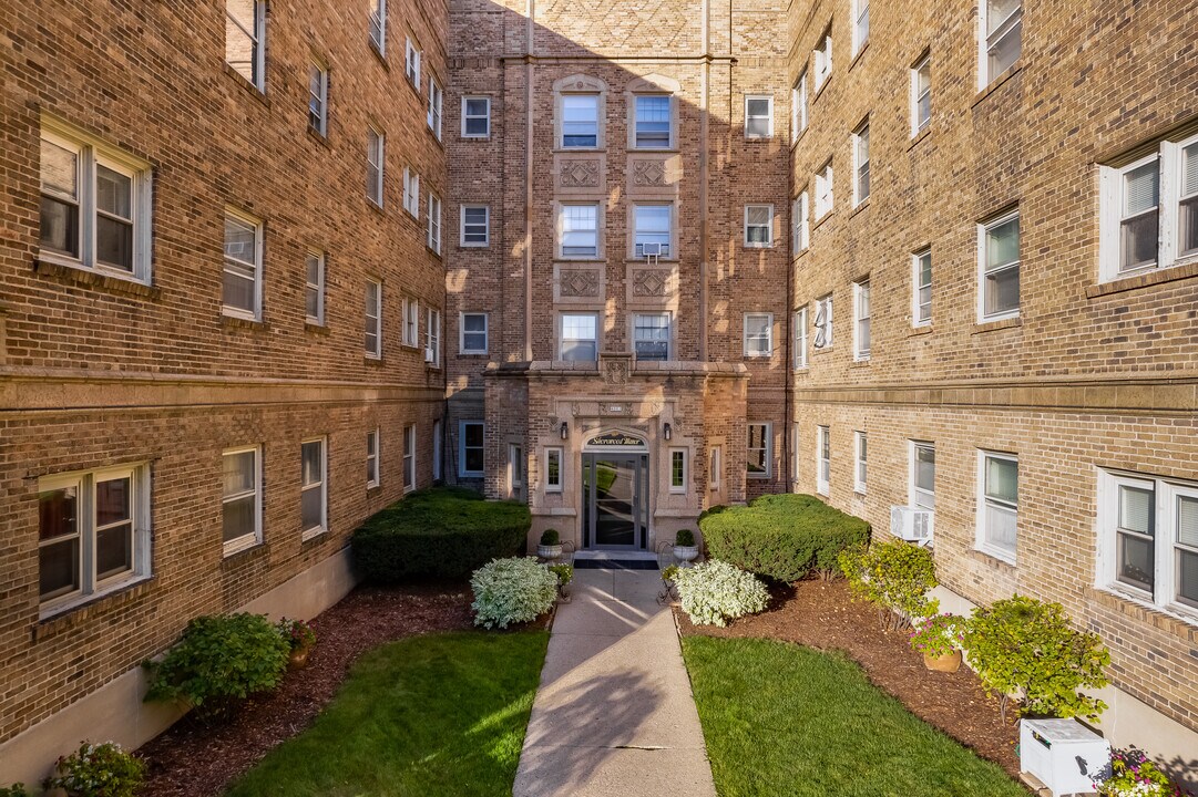 Shorewood Manor in Milwaukee, WI - Building Photo