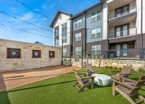 2908 E Howard Ln in Manor, TX - Building Photo