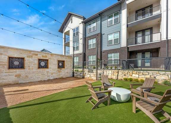 2908 E Howard Ln in Manor, TX - Building Photo