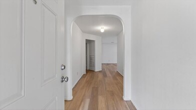 9747 Gulfstream in Conroe, TX - Foto de edificio - Building Photo