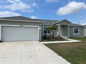 10136 Willmington Blvd in Englewood, FL - Building Photo