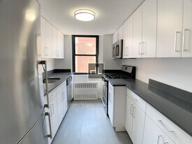E 16 ST in New York, NY - Building Photo