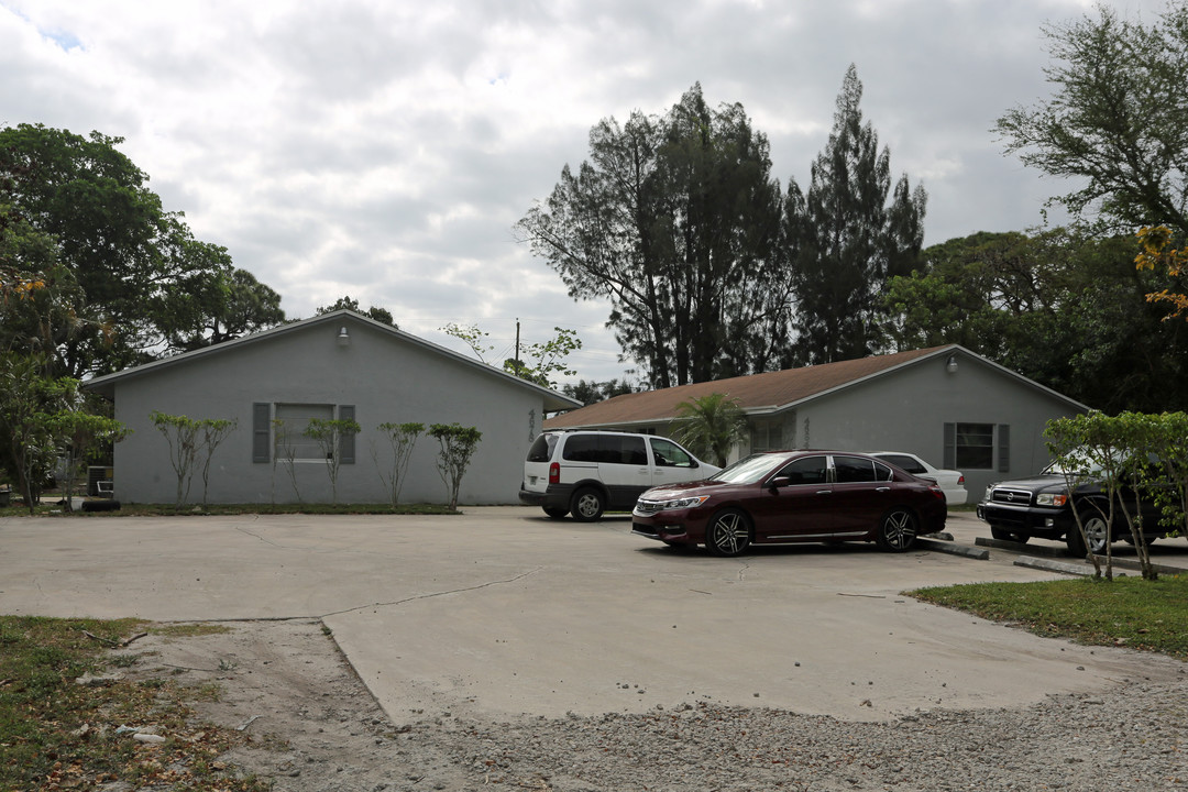 4684 Weymouth Rd in Lake Worth, FL - Foto de edificio