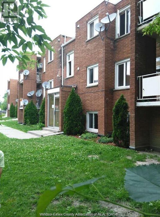 2480 Rivard Ave in Windsor, ON - Building Photo