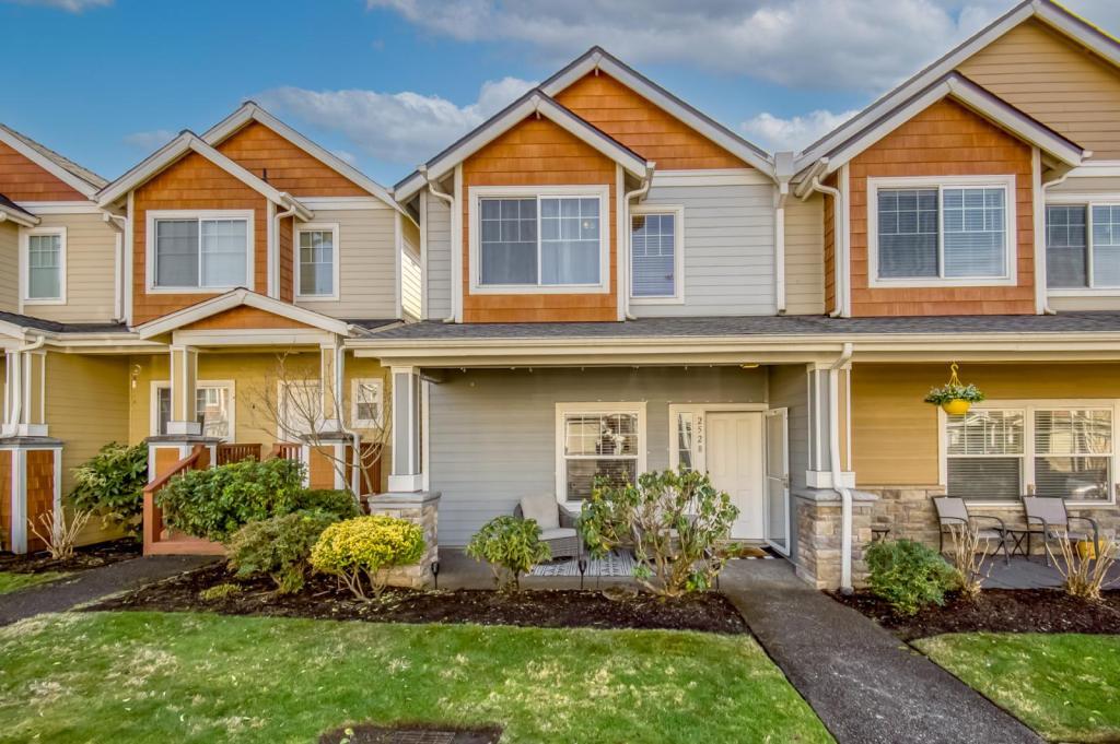 2528 NW 2nd Terrace in Gresham, OR - Building Photo