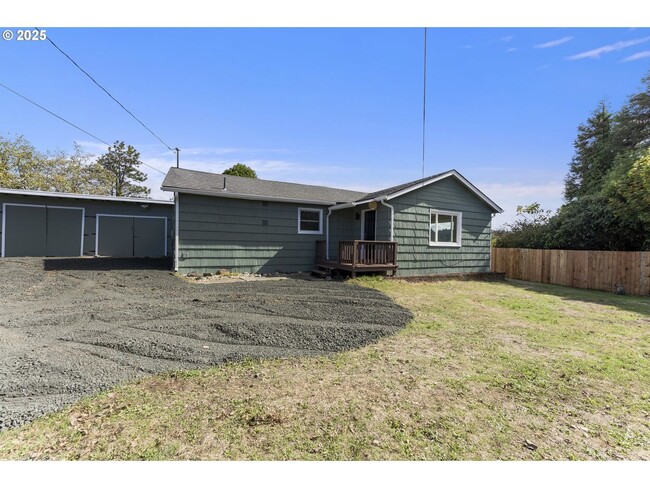 63701 Chamberlain Rd in Coos Bay, OR - Building Photo - Building Photo