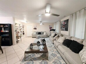 2305 NW 48th Terrace in Gainesville, FL - Foto de edificio - Building Photo