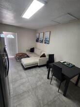 2165 SW 47th St in Fort Lauderdale, FL - Foto de edificio - Building Photo