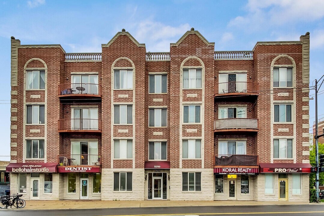 5250 N Lincoln Ave, Unit 3C in Chicago, IL - Building Photo
