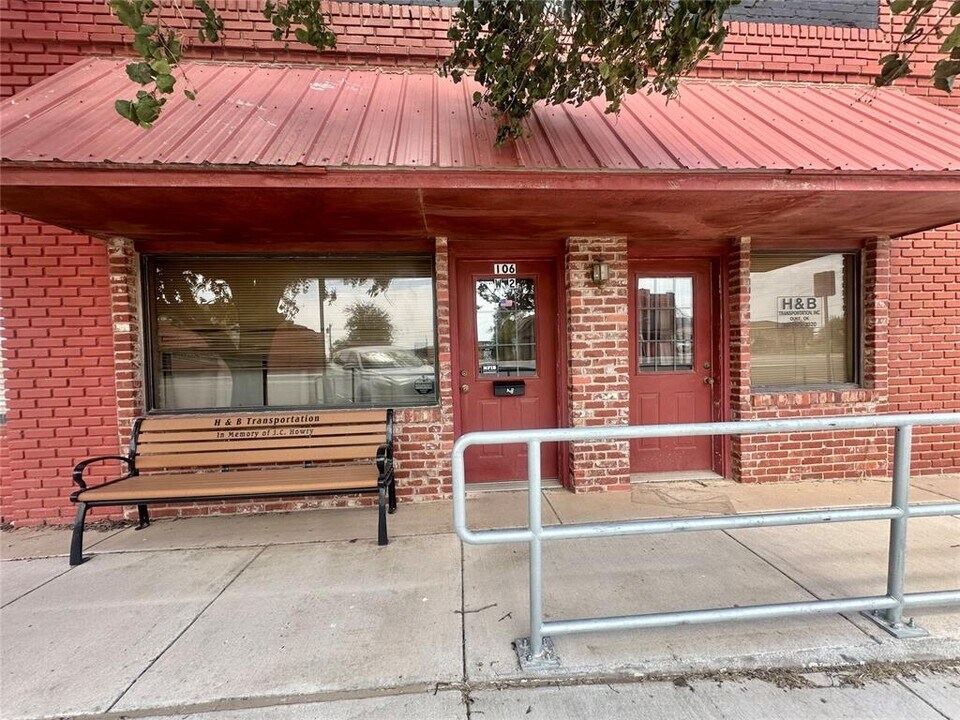 106 2nd St in Duke, OK - Building Photo