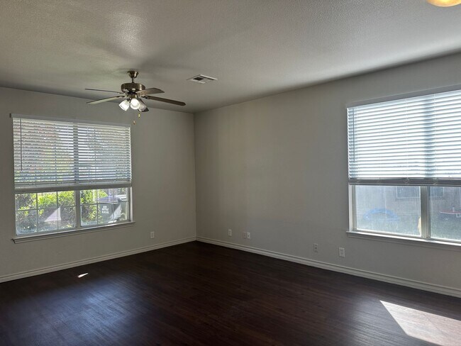 220 Sandstone Dr-Unit -Unit B in Jarrell, TX - Building Photo - Building Photo