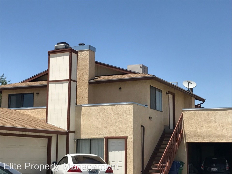 1004 W Graaf Ave in Ridgecrest, CA - Foto de edificio
