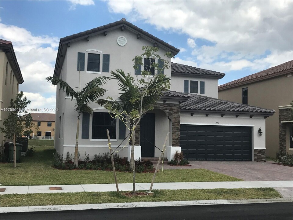 9311 W 35th Ave in Hialeah, FL - Building Photo