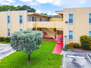 Croissant Park Apartments in Fort Lauderdale, FL - Building Photo - Building Photo