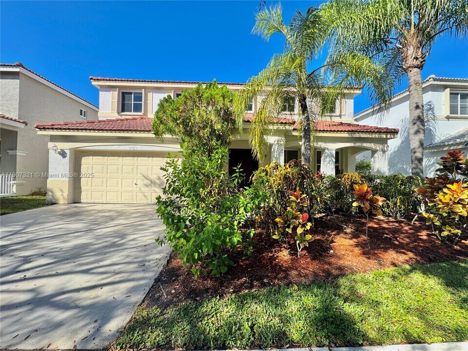 4383 Laurel Ridge Cir in Weston, FL - Building Photo